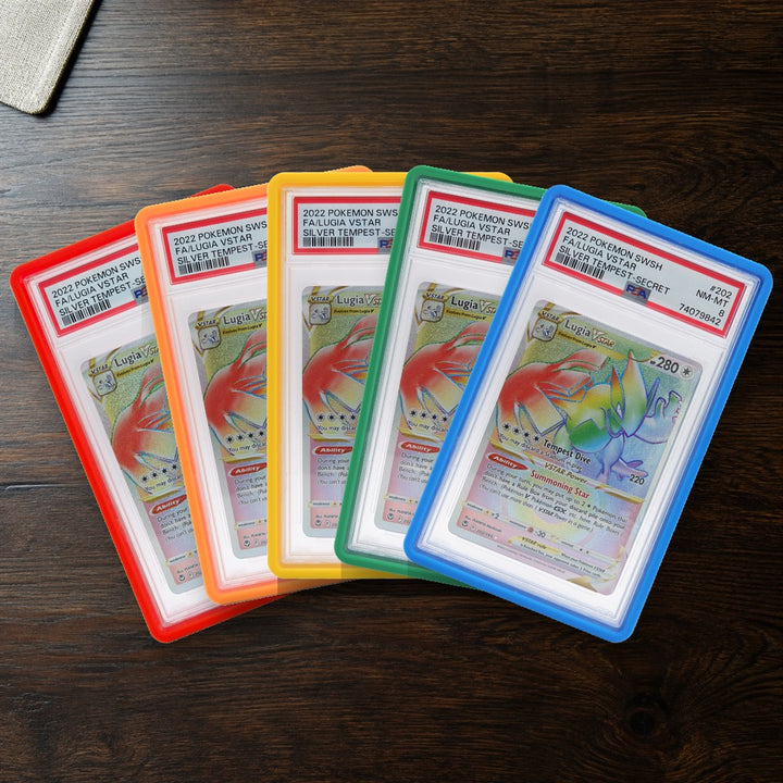 GradedGuard Standard Cases in Rot, Orange, Gelb, Grün und Blau als Fächer, jede mit einem PSA-Slab