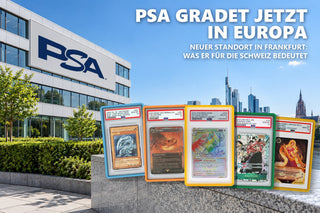 Fünf PSA-gegradete Sammelkarten in farbigen Cases vor einem Bürogebäude mit PSA-Logo und der Frankfurter Skyline am Main